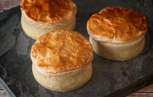 Haggis, chicken & peppercorn sauce pie